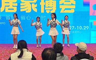平顶山家博会现场人流如织